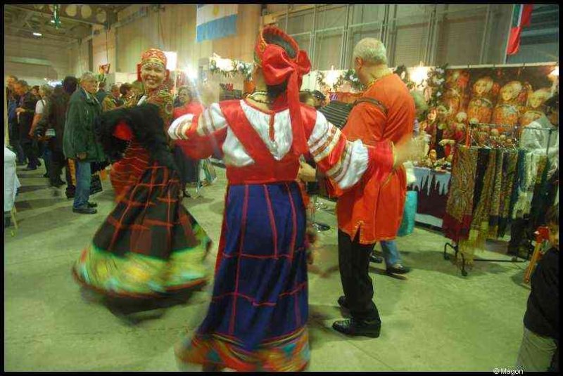 Bazzar в Люксембурге, 2009: танцующие в народных костюмах у стендов с вышивкой