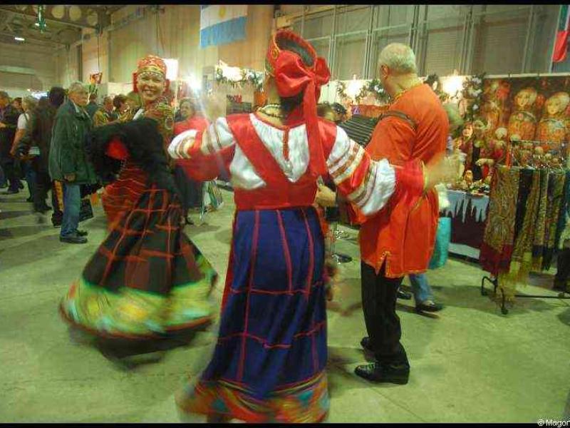 Bazzar в Люксембурге, 2009: танцующие в народных костюмах у стендов с вышивкой