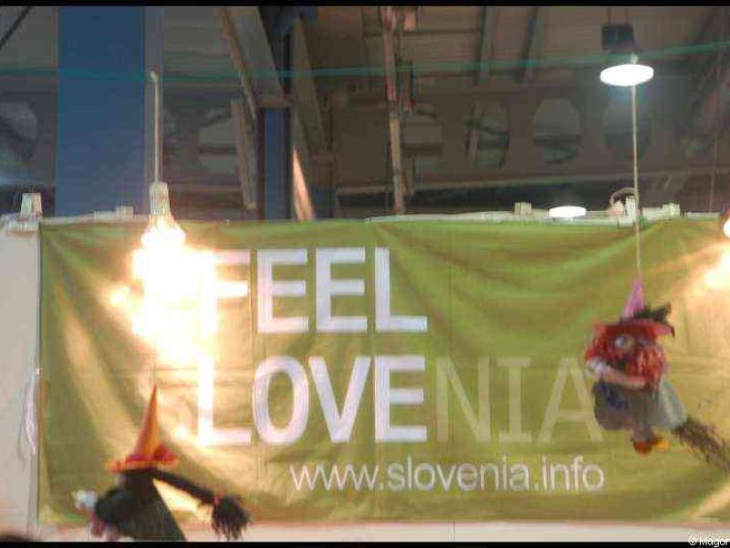 Bazzar в Люксембурге, 2009: зелёный баннер с 'FEEL LOVE SLOVENIA'