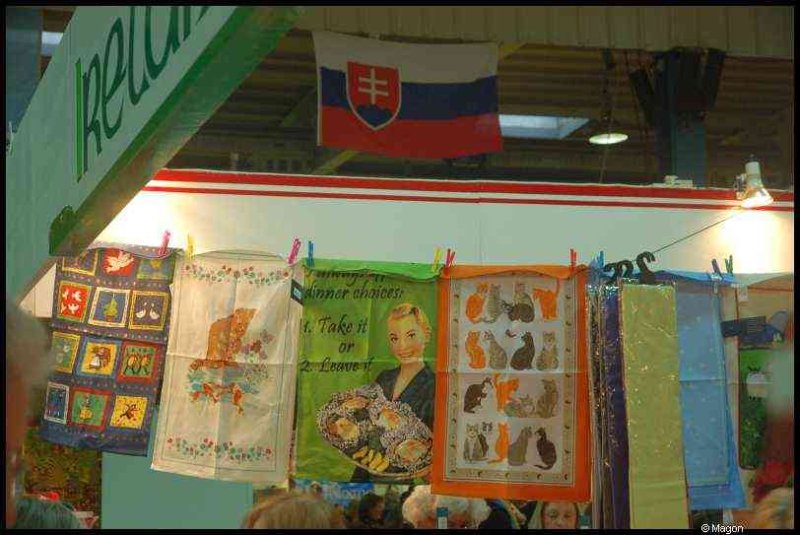 Bazzar в Люксембурге, 2009: полотенца с котами и флаг Словакии над прилавком