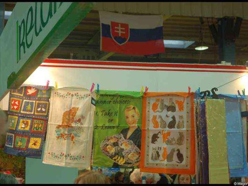 Bazzar в Люксембурге, 2009: полотенца с котами и флаг Словакии над прилавком