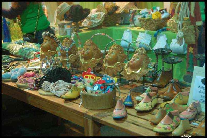 Bazzar в Люксембурге, 2009: деревянный прилавок с масками и туфлями