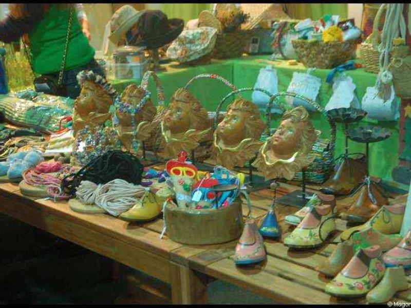 Bazzar в Люксембурге, 2009: деревянный прилавок с масками и туфлями