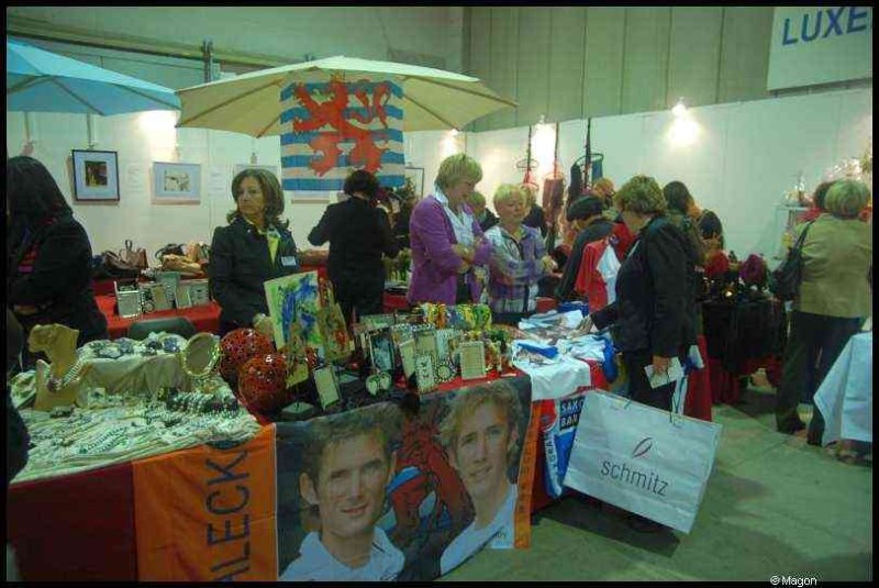 Bazzar в Люксембурге, 2009: столы с антиквариатом под зонтиками и флагом