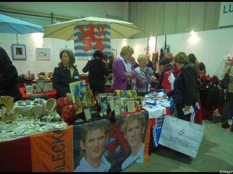 Bazzar в Люксембурге, 2009: столы с антиквариатом под зонтиками и флагом