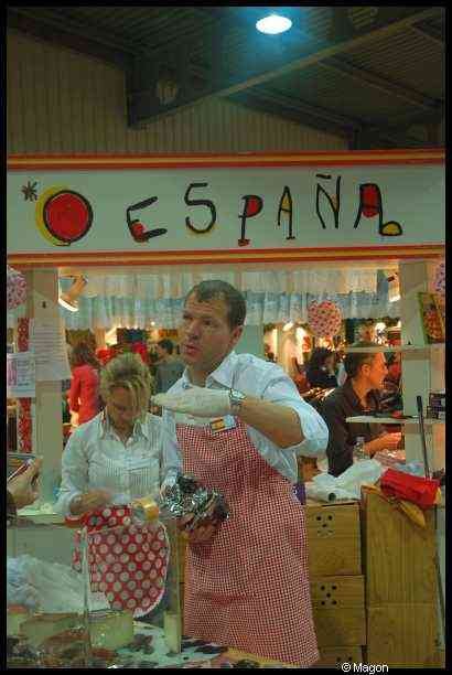 Bazzar в Люксембурге, 2009: стенд с надписью «España» и шефом в клетчатом фартуке
