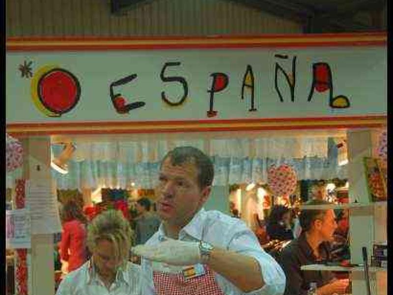 Bazzar в Люксембурге, 2009: стенд с надписью «España» и шефом в клетчатом фартуке