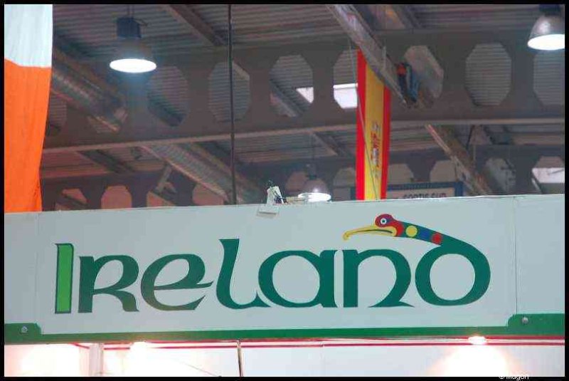 Bazzar в Люксембурге, 2009: вывеска 'Ireland' с птицей-туканом