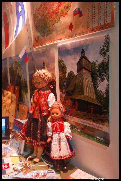 Bazzar, Люксембург, 2009: куклы в народных костюмах у карты Словакии