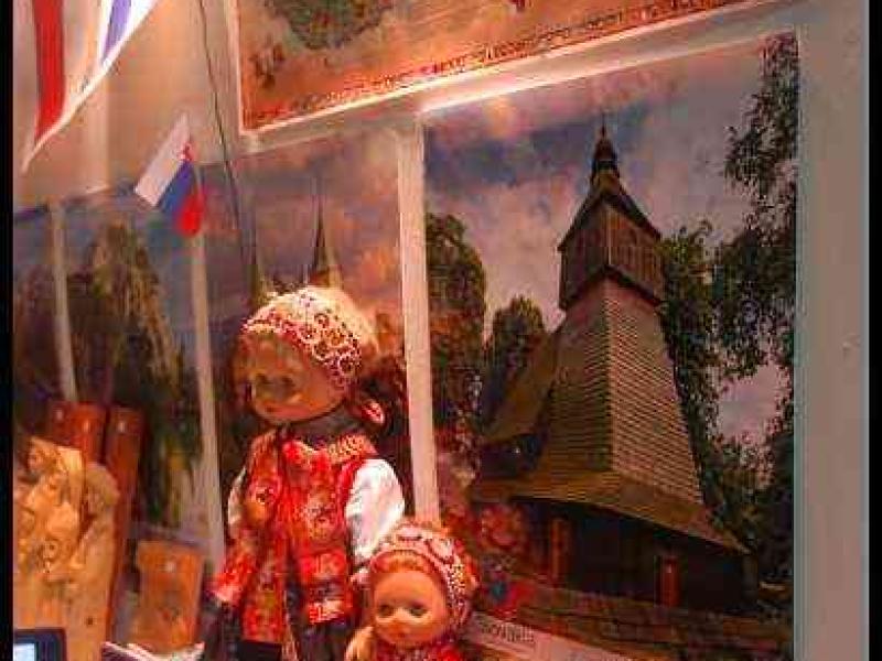 Bazzar, Люксембург, 2009: куклы в народных костюмах у карты Словакии