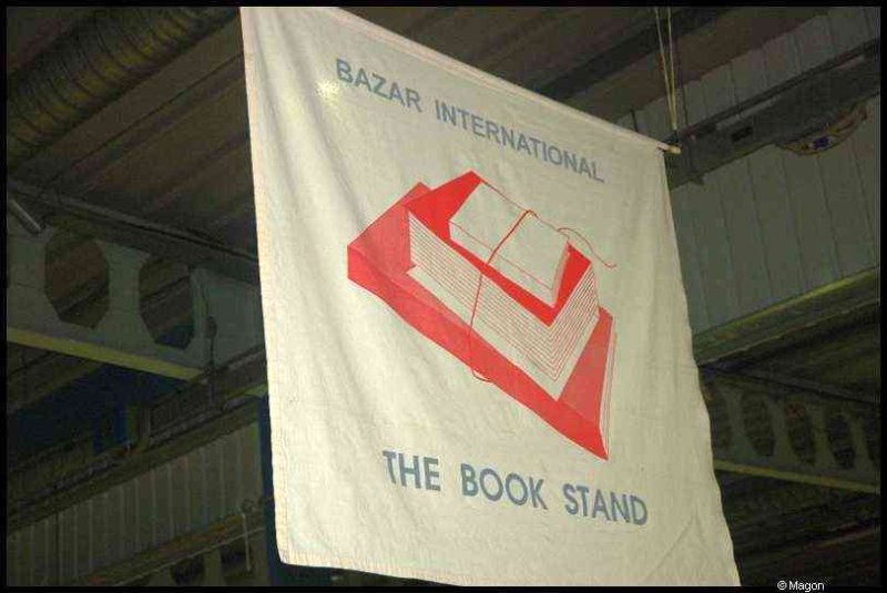 Bazzar, Люксембург, 2009: баннер «Bazar International» над книжной лавкой