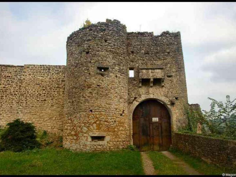 Ansembourg, Люксембург: каменная башня с массивной дверью и следами средневековой архитектуры