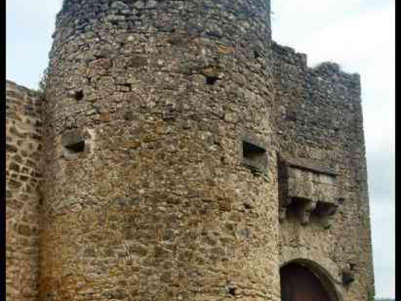 Круглая башня замка Ansembourg в Люксембурге: камень, время и дверь из прошлого