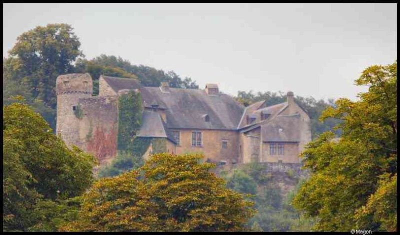 Ansembourg, Люксембург: старинный замок на холме с каменной башней и черепичной крышей