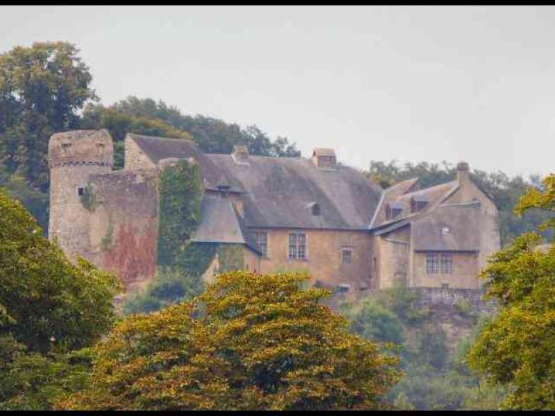 Ansembourg, Люксембург: старинный замок на холме с каменной башней и черепичной крышей