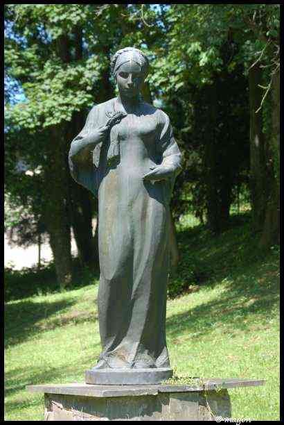 Памятник женщине в парке Beggen, Люксембург