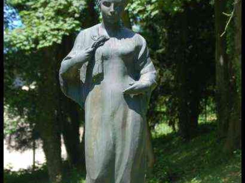 Памятник женщине в парке Beggen, Люксембург