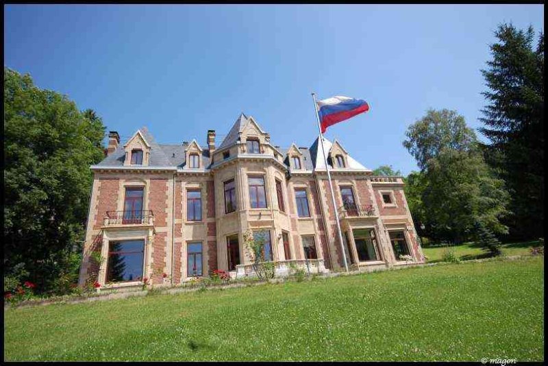Дворец в Beggen, Люксембург: кирпичный фасад и российский флаг