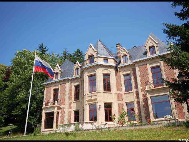 Дворец в Beggen, Люксембург: кирпич и камень под синим небом