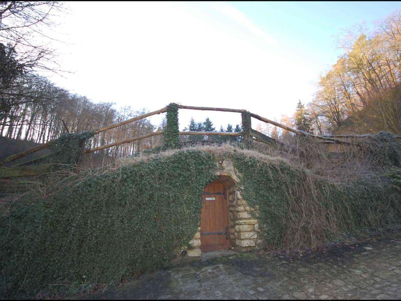 Деревянный мост через арочный проход в Bourglinster, Люксембург