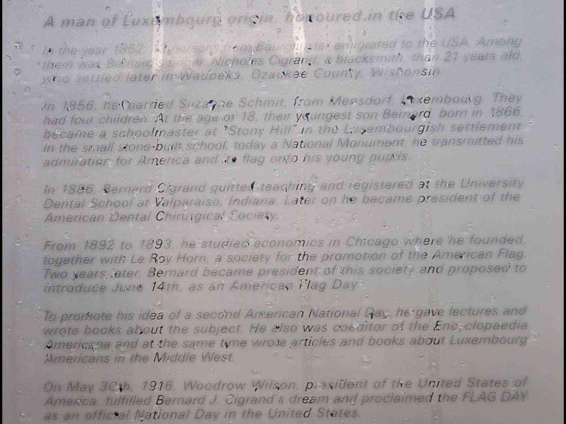 Табличка о Бернарде Сигранде в Bourglinster: от люксембургского иммигранта до инициатора Дня флага США