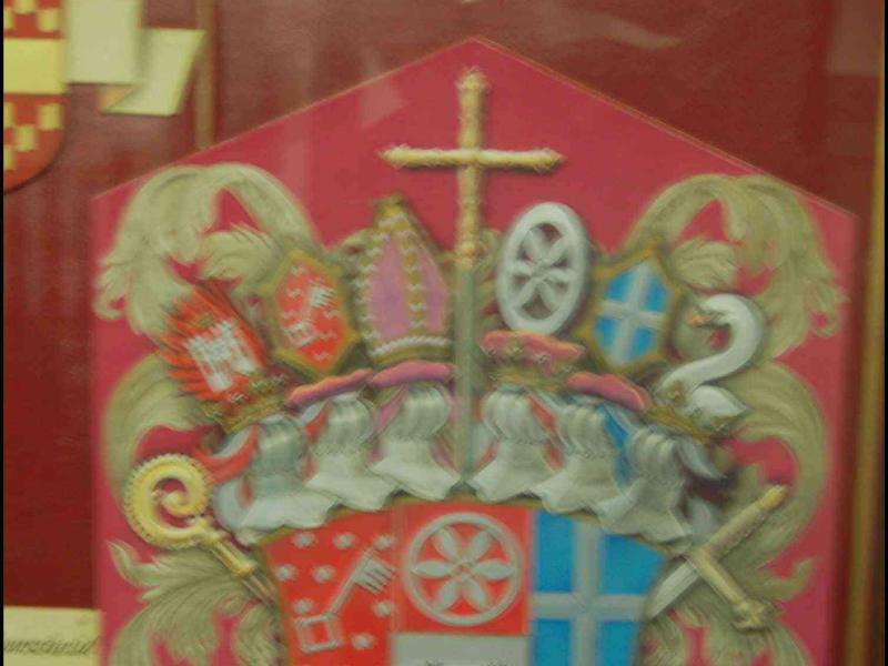 Герб в витрине музея Bourscheid: красный щит с цветами, ключами и крестом