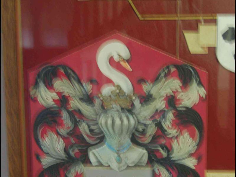 Герб с лебедем в экспозиции музея Bourscheid, Люксембург