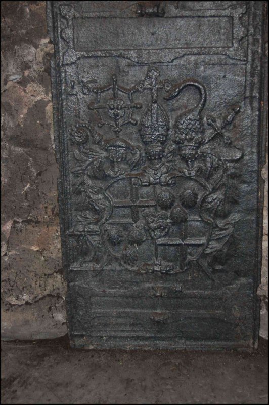Каменная дверь с гербом в Буршайде, Люксембург, 1650-е