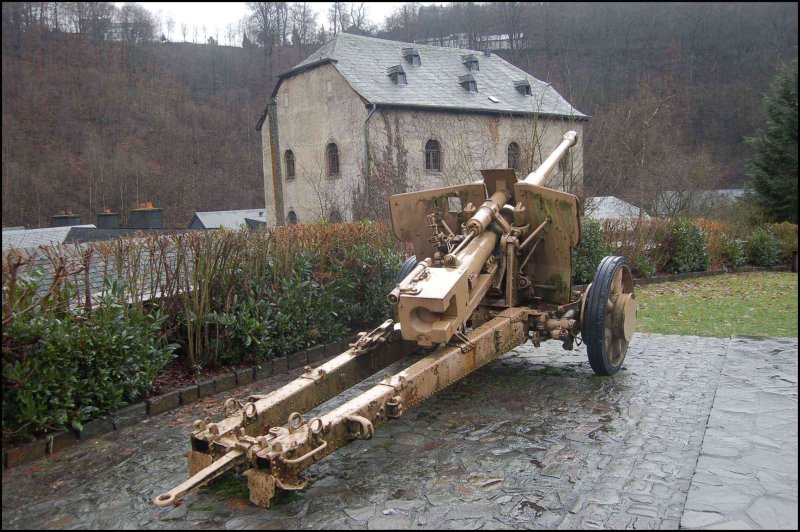 Полевой артиллерийский орудие у старого здания в Clervaux, Люксембург