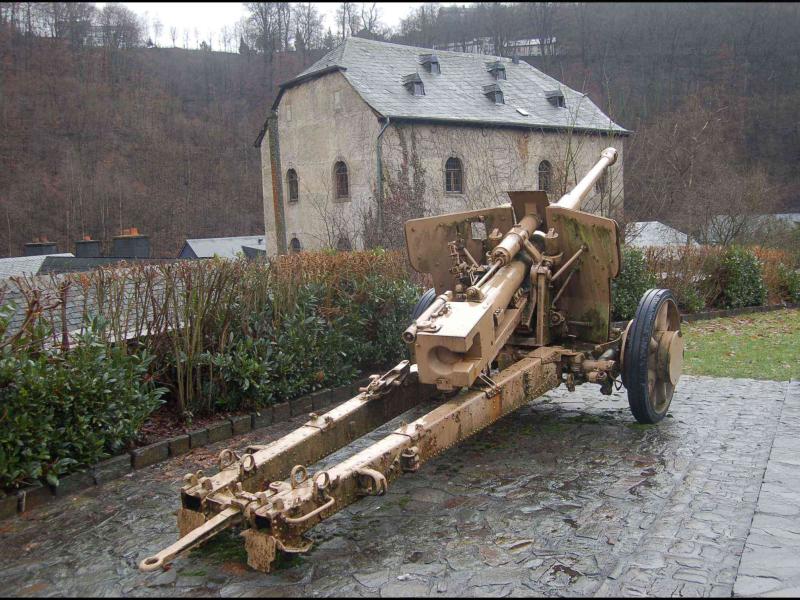 Полевой артиллерийский орудие у старого здания в Clervaux, Люксембург
