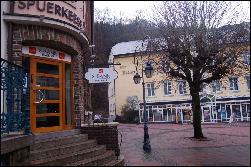 Clervaux, Люксембург: фасад S-BANK и Hotel Koenen у подножия холма
