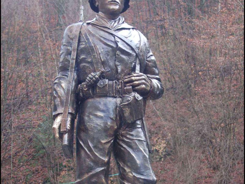 Памятник солдату в Clervaux, Люксембург: бронзовая фигура в шлеме и каске