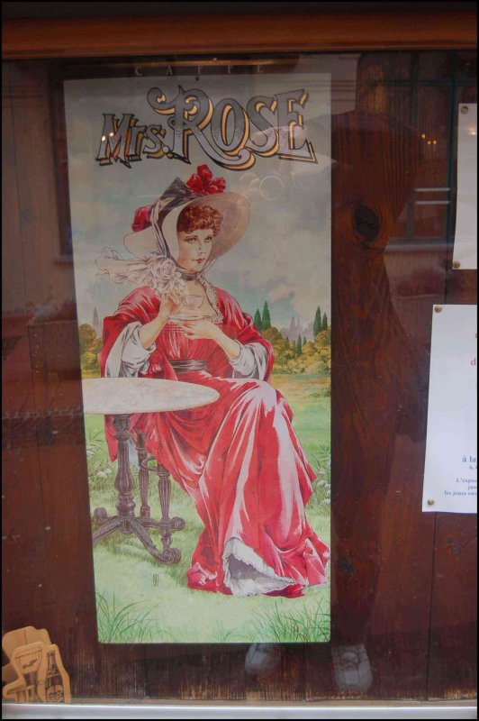 Mrs. Rose в витрине кафе в Клерво, Люксембург