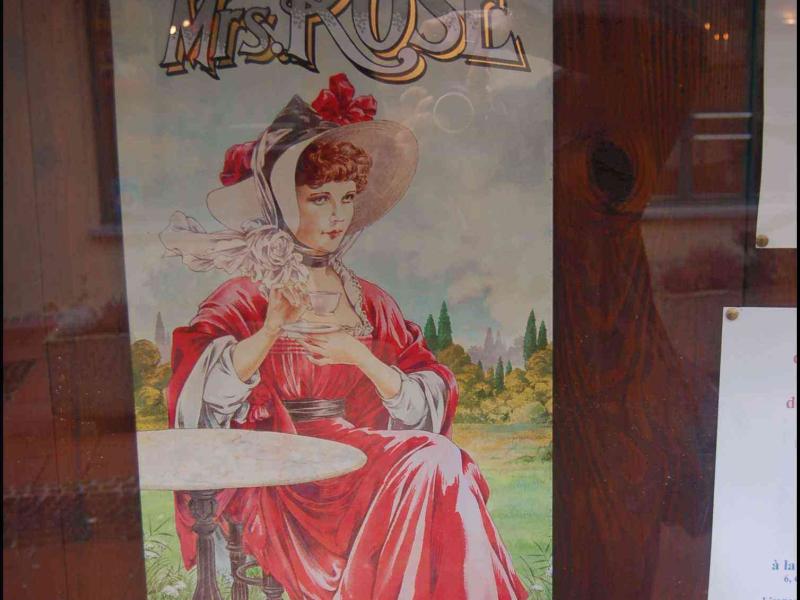 Mrs. Rose в витрине кафе в Клерво, Люксембург