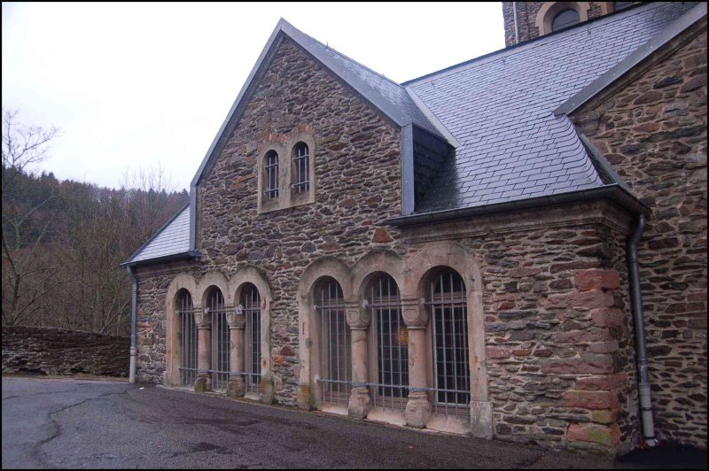 Каменное здание с арочными окнами в Clervaux, Люксембург