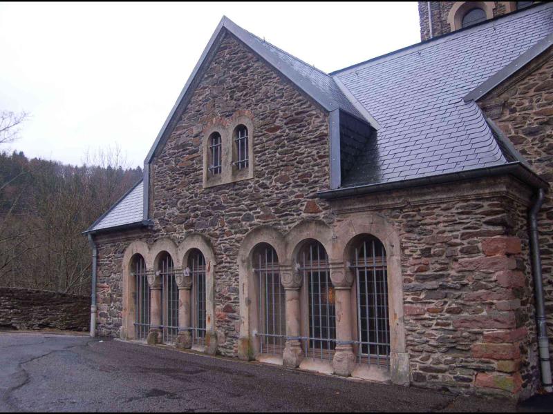 Каменное здание с арочными окнами в Clervaux, Люксембург