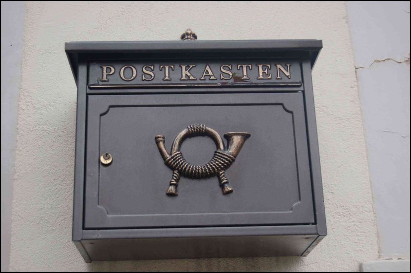 Почтовый ящик в Clervaux, Люксембург: "POSTKASTEN" и рог с верёвкой
