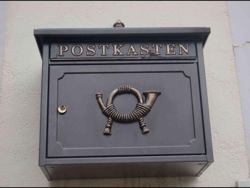 Почтовый ящик в Clervaux, Люксембург: "POSTKASTEN" и рог с верёвкой