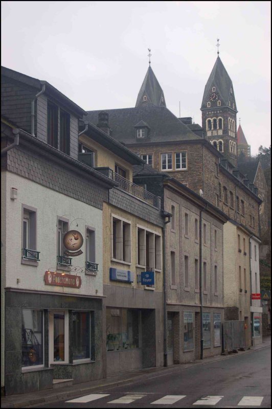 Clervaux, Люксембург: узкая улица с церковью и старинными домами