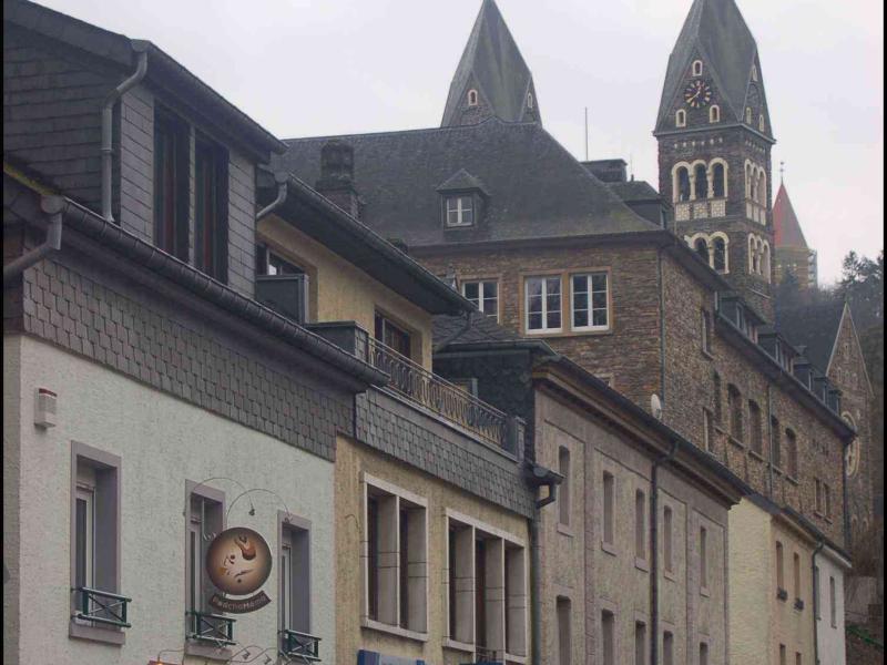 Clervaux, Люксембург: узкая улица с церковью и старинными домами