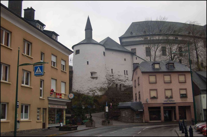 Clervaux: белая башня и старинные дома у подножия крепости