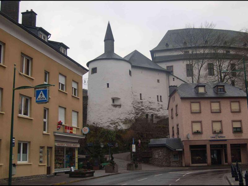 Clervaux: белая башня и старинные дома у подножия крепости