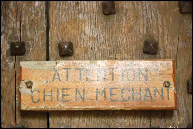 Schuttbourg, Люксембург: табличка «ATTENTION CHIEN MECHANT» на деревянной двери
