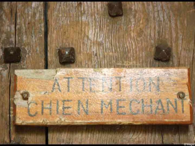 Schuttbourg, Люксембург: табличка «ATTENTION CHIEN MECHANT» на деревянной двери