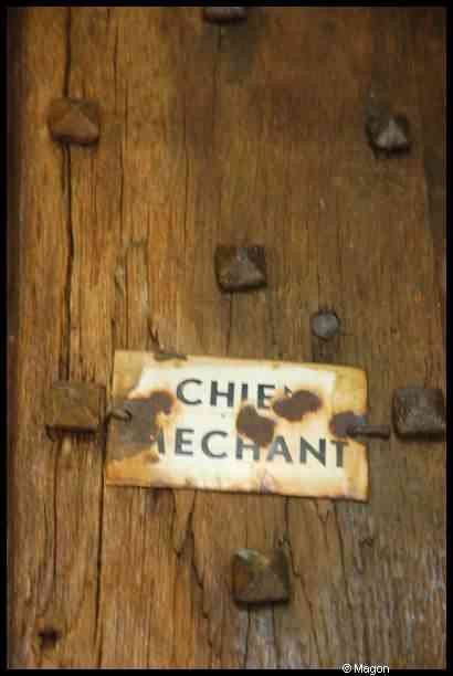 Деревянная дверь с табличкой «CHIEF MECHANT» в замке Шуттборг, Люксембург
