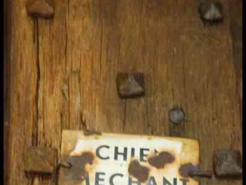 Деревянная дверь с табличкой «CHIEF MECHANT» в замке Шуттборг, Люксембург