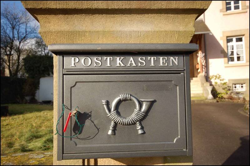 Почтовый ящик в Юзельданже, Люксембург: «POSTKASTEN» и рог с верёвкой