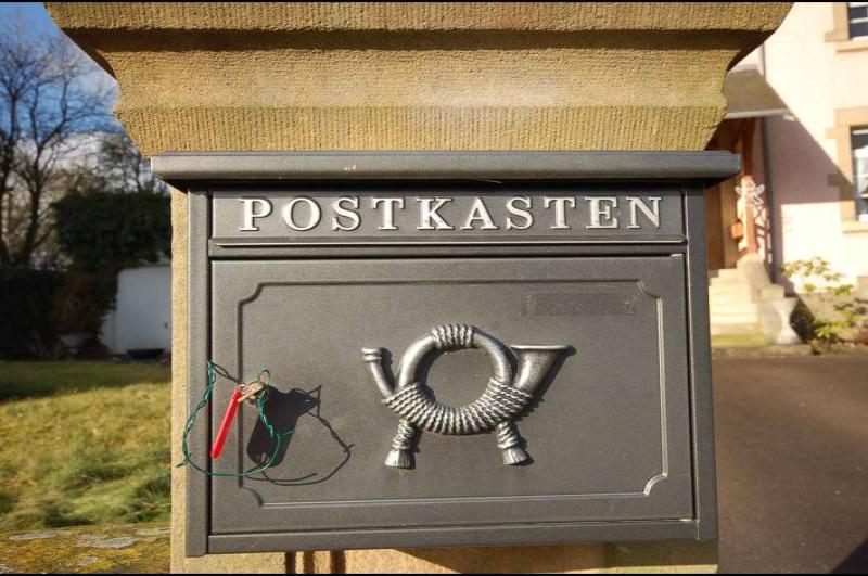 Почтовый ящик в Юзельданже, Люксембург: «POSTKASTEN» и рог с верёвкой