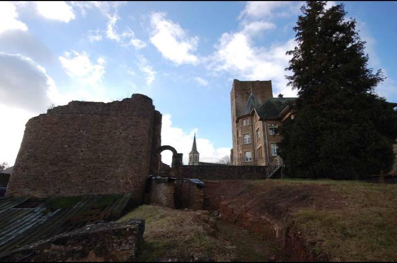 Юзельданж, Люксембург: руины средневекового замка и жилой дом у подножия