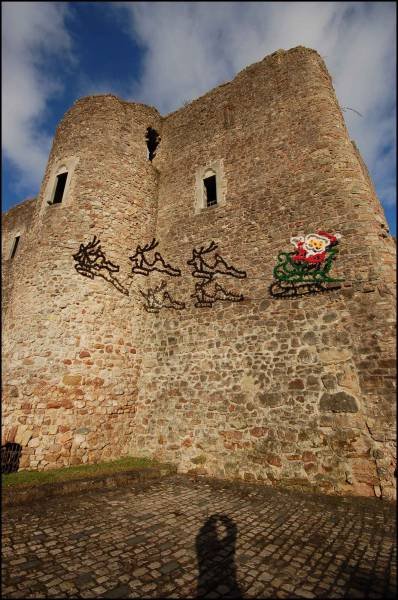 Юзельданж, Люксембург: средневековая крепость с новогодними фигурами